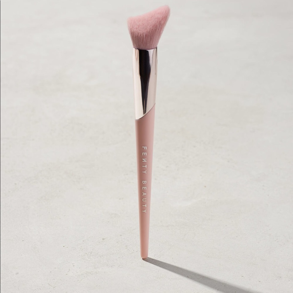 Sale * limited time*FENTY Beauty highlighter Brush